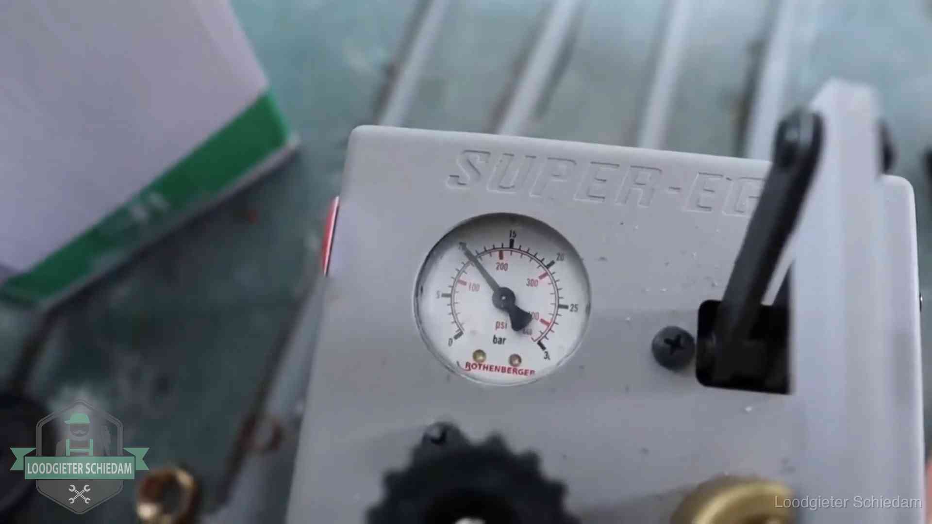 Manometer van een afperspomp bij controle van nieuw leidingwerk in Schiedam