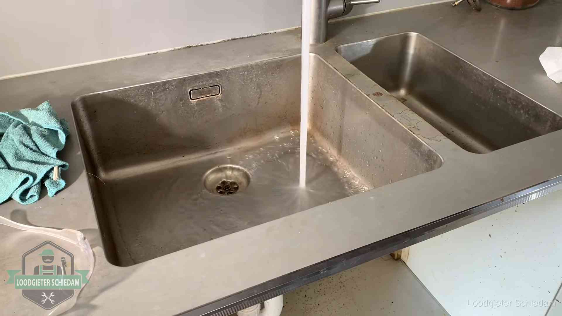 Doorstroomtest van de afvoer bij een gootsteen in Schiedam