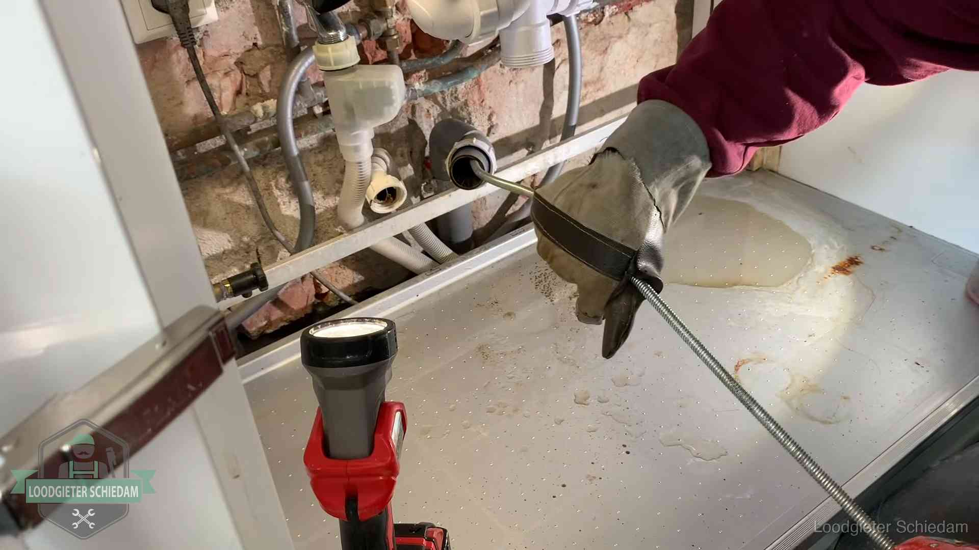 Ontstoppingsveer wordt preventief door een afvoeraansluiting gehaald in Schiedam