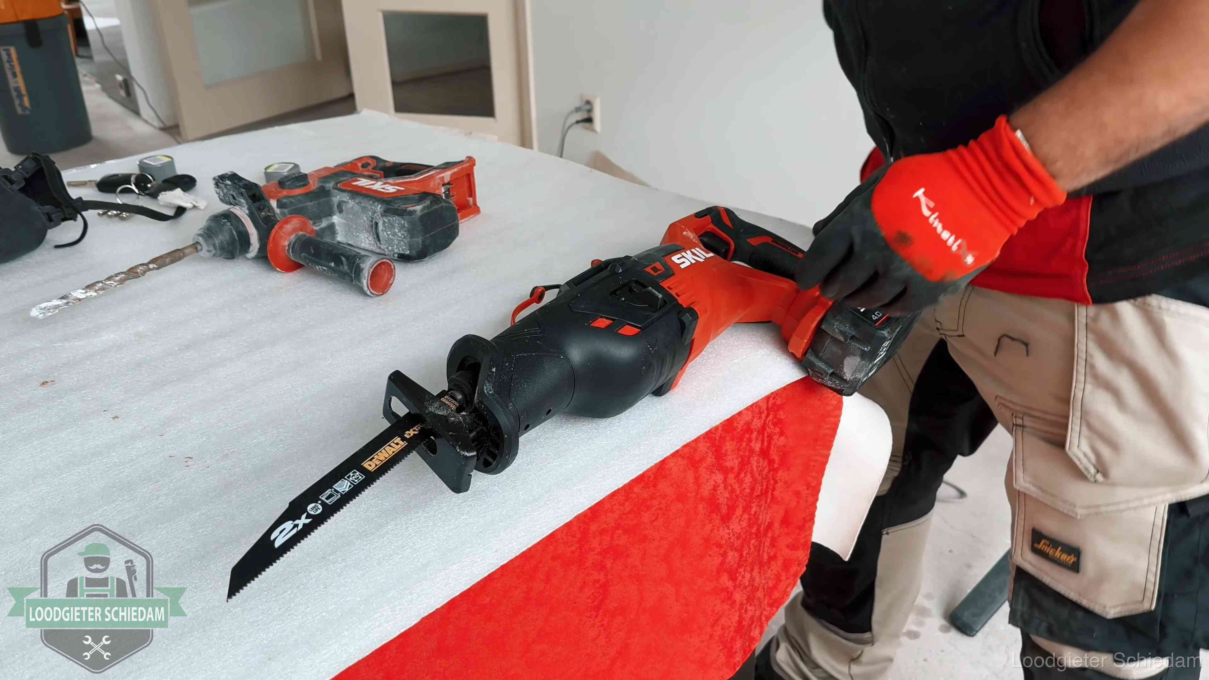 Professioneel gereedschap klaargelegd voor een klus in Schiedam