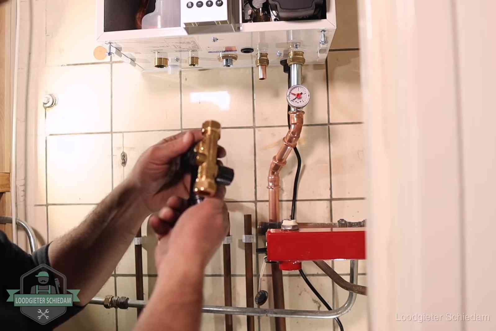 Zelf cv-druk bijvullen in Schiedam Vulkraan en manometer onder een cv-ketel voor het bijvullen van de waterdruk in Schiedam