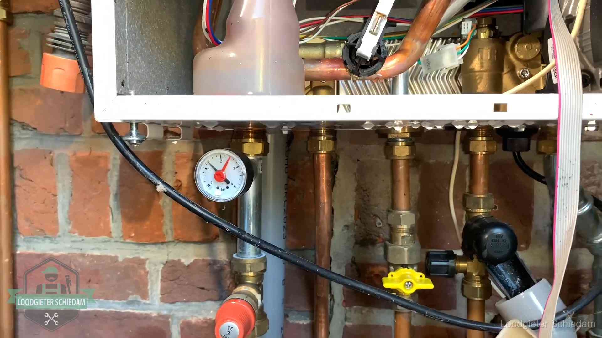Cv-ketel verliest druk in Schiedam Manometer en aansluitleidingen onder een cv-ketel in Schiedam bij controle op drukverlies