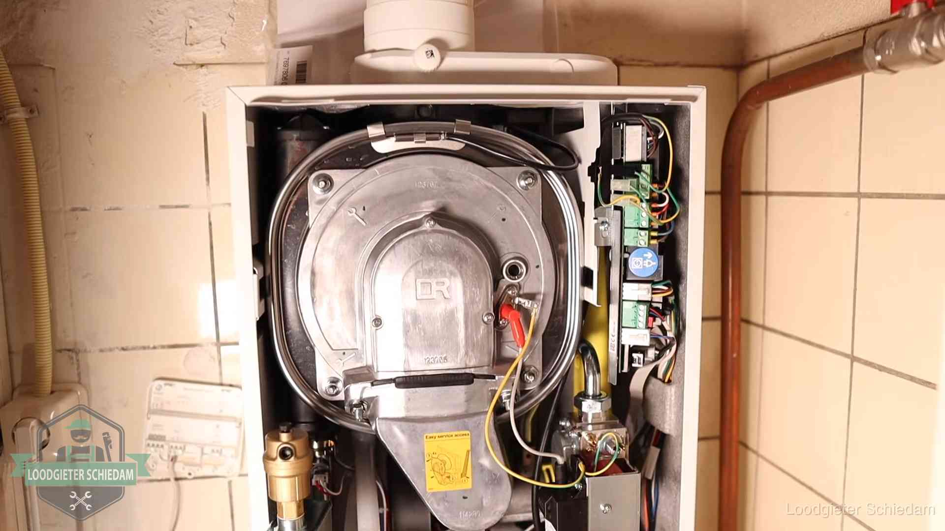 Hoe vaak cv-onderhoud in Schiedam Geopende cv-ketel met warmtewisselaar tijdens periodiek onderhoud in Schiedam