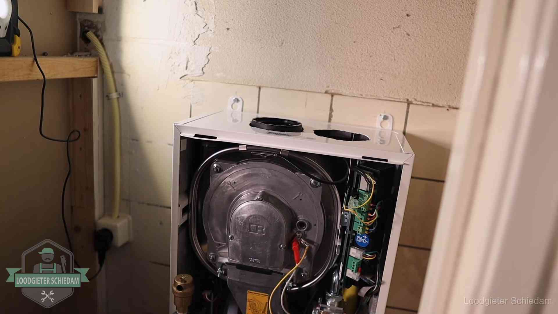 Onderhoudsbeurt cv-ketel in Schiedam Geopende cv-ketel tijdens een onderhoudsbeurt in Schiedam, met brander en warmtewisselaar zichtbaar