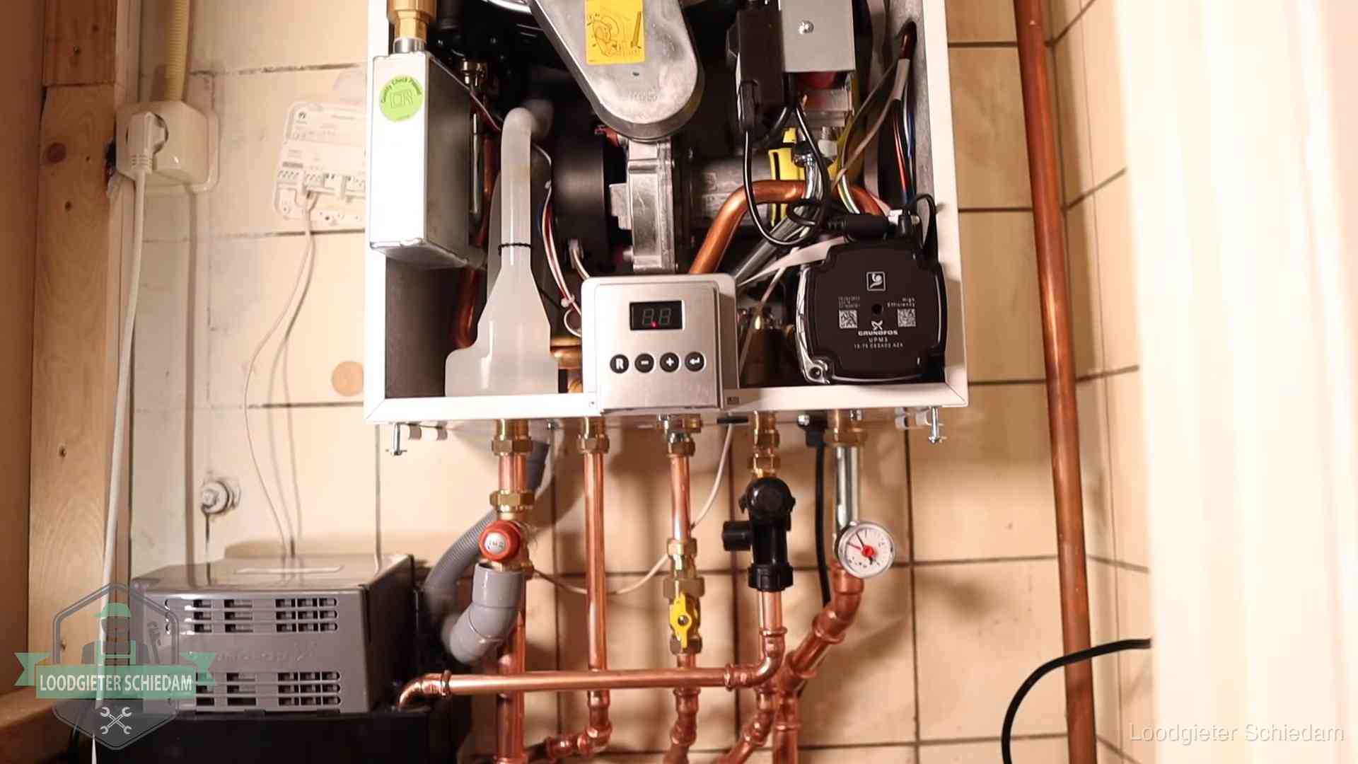 Zuiniger stoken na cv-onderhoud in Schiedam Geopende cv-ketel met brander en cv-pomp tijdens een onderhoudsbeurt in Schiedam