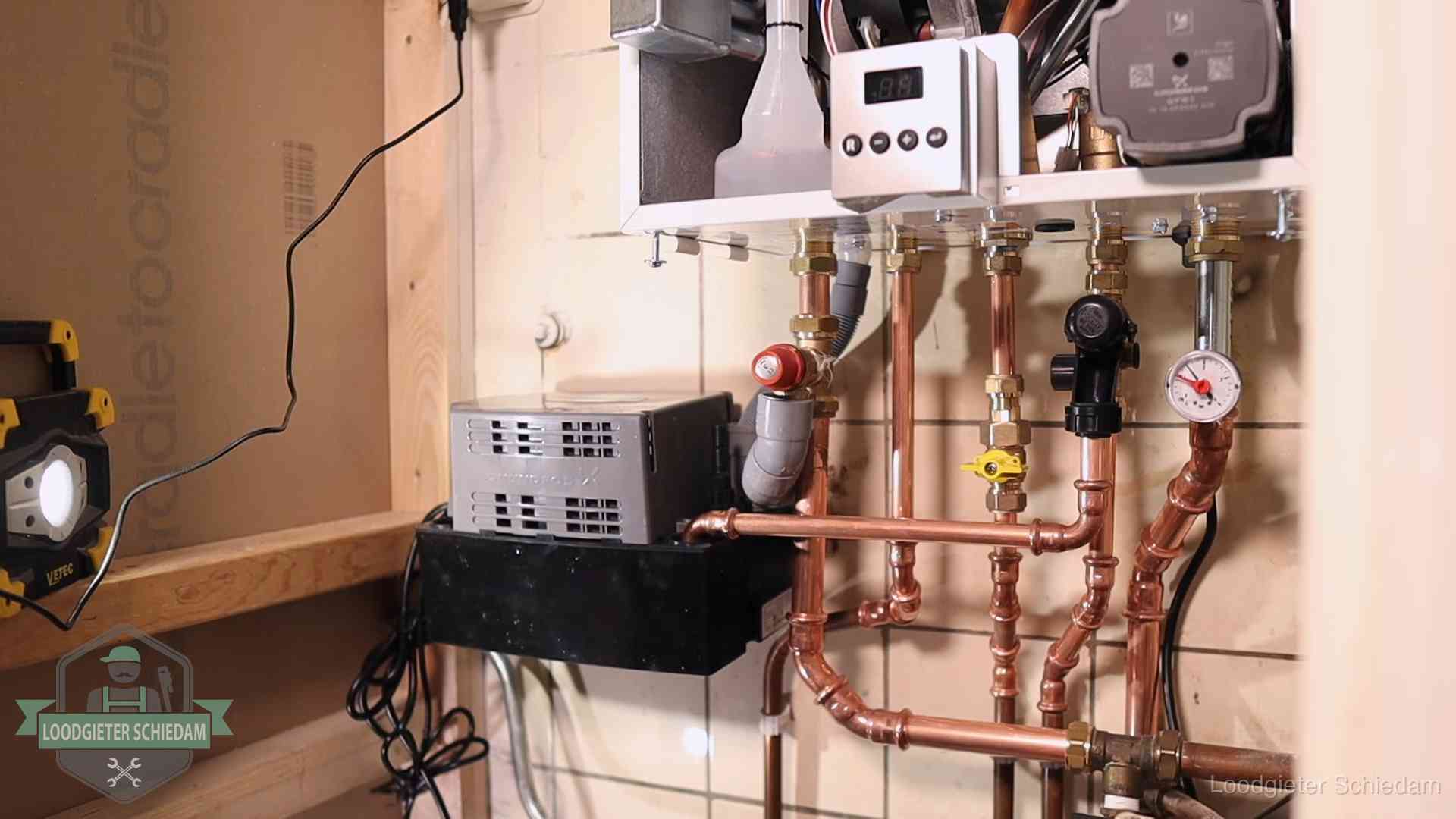 Levensduur van je cv-ketel in Schiedam Nieuw koperen leidingwerk met pomp en manometer onder een vervangen cv-opstelling in Schiedam