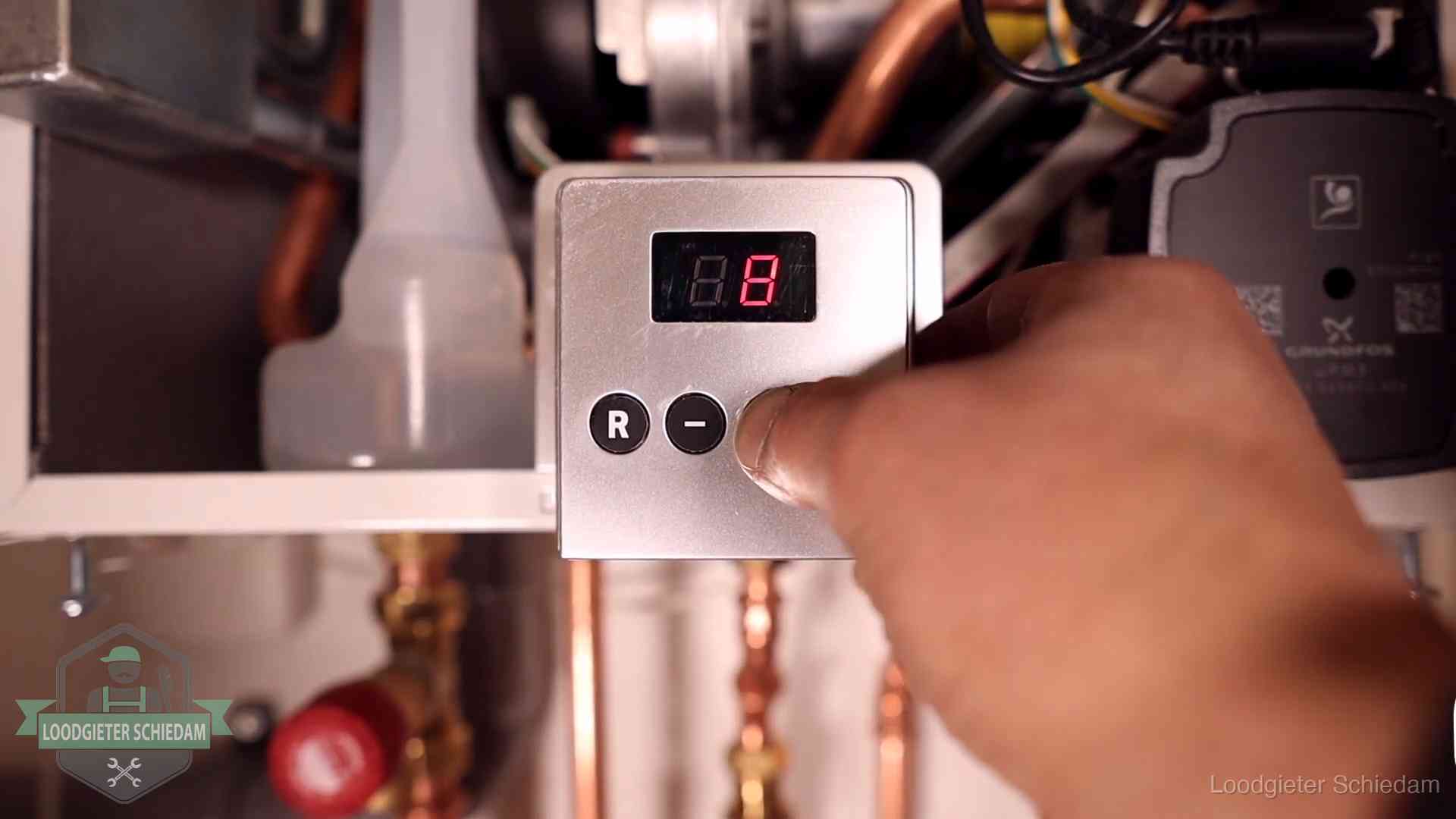 Cv-storing uitlezen in Schiedam Monteur bedient het display van een cv-ketel bij een storing in Schiedam