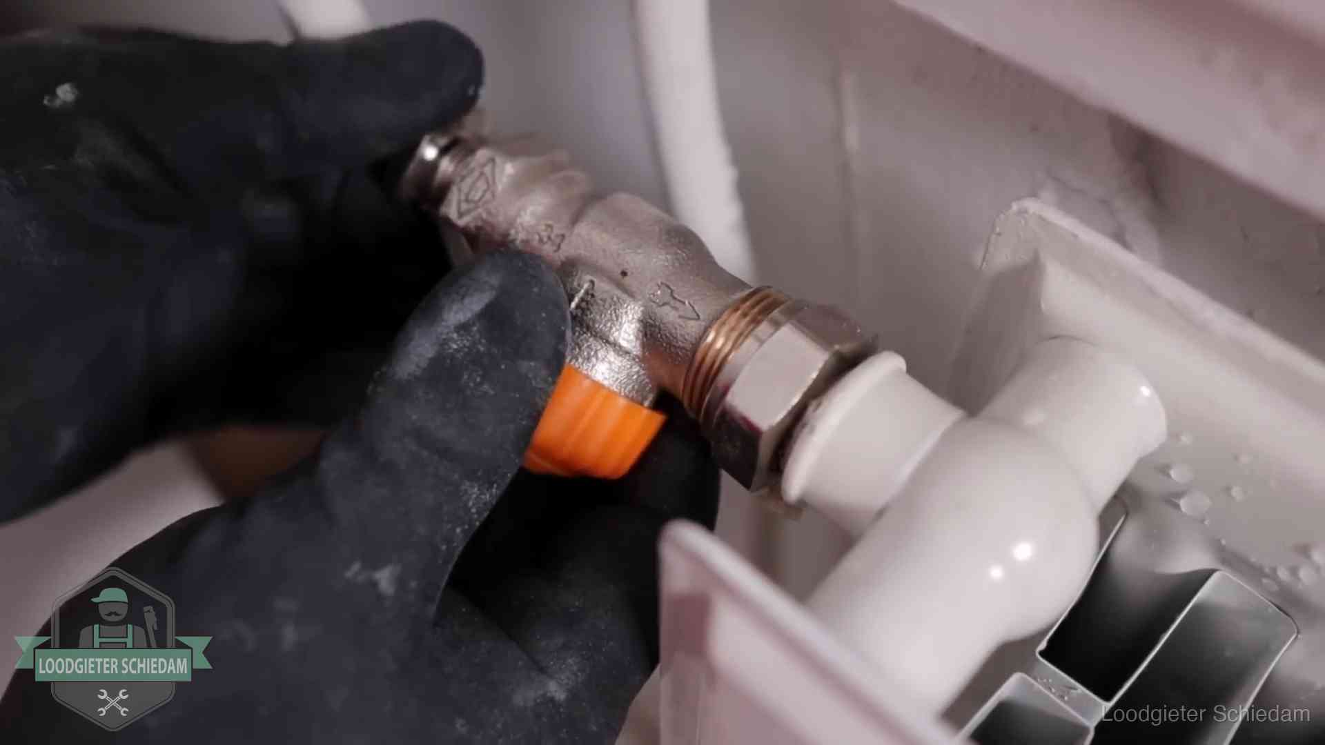 Je cv winterklaar maken in Schiedam Thermostaatkraan wordt gemonteerd op een radiator in Schiedam voor het stookseizoen