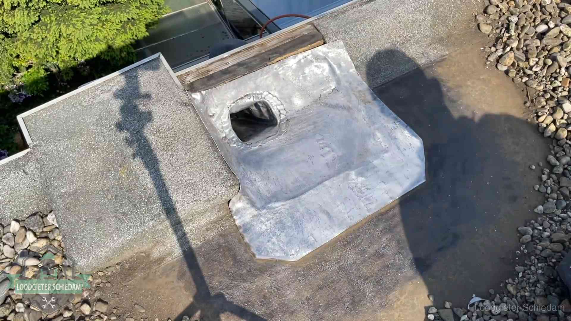 Noodafdichting bij daklekkage in Schiedam Vers afgedichte dakdoorvoer met lood en zink op een plat dak in Schiedam