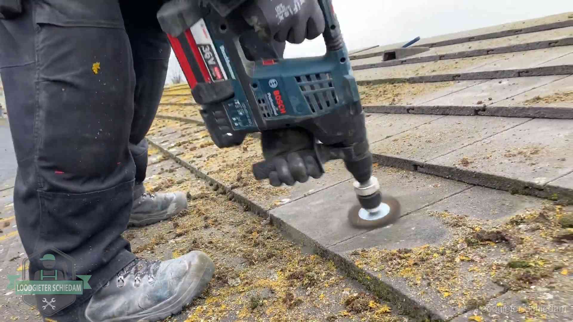 Dakonderhoud en preventie in Schiedam Betonnen dakpannen worden machinaal gereinigd tijdens dakonderhoud in Schiedam