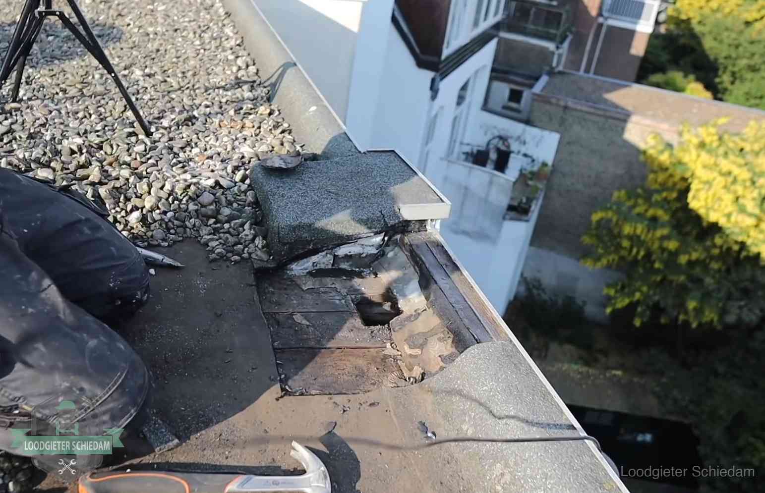 Gevolgen van een daklekkage in Schiedam Opengelegde dakrand met verrot dakbeschot door een langdurige daklekkage in Schiedam