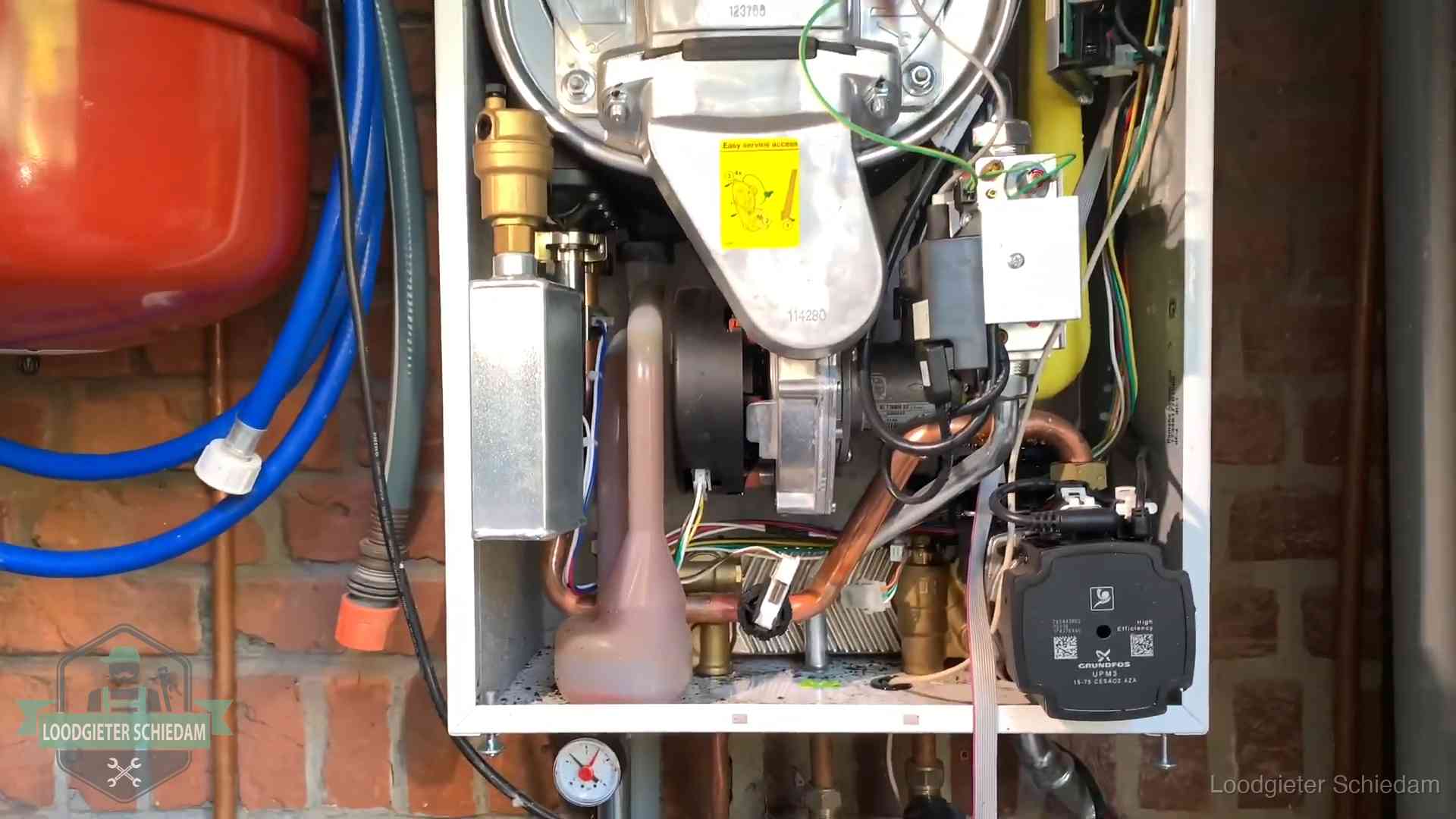 Expansievat en waterdruk in Schiedam Geopende cv-ketel met rood expansievat in een woning in Schiedam