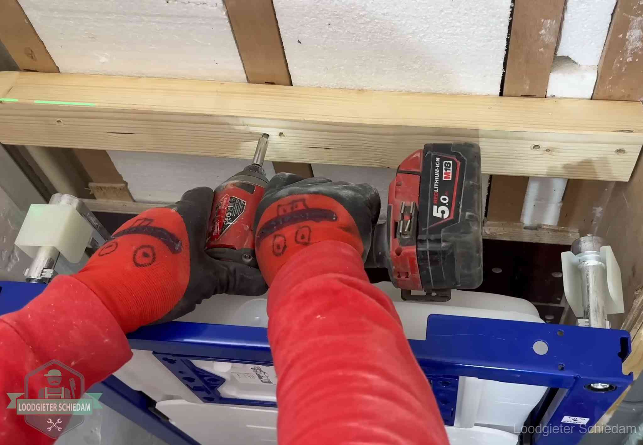 Fout in de wc-installatie opsporen in Schiedam Monteur bevestigt een inbouwreservoir voor een hangend toilet in Schiedam