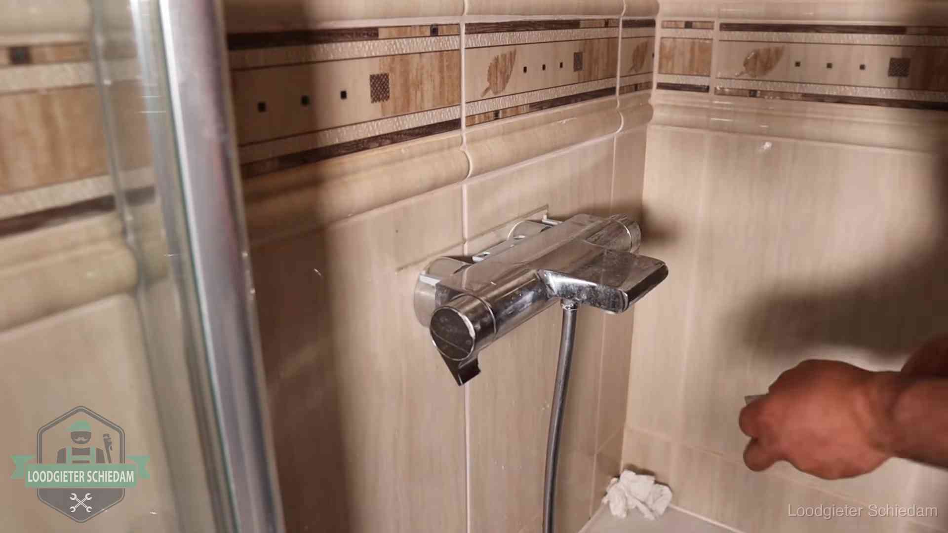 Kalkaanslag en je cv-ketel in Schiedam Verkalkte douche-mengkraan in Schiedam, hetzelfde kalk dat zich in de warmtewisselaar afzet