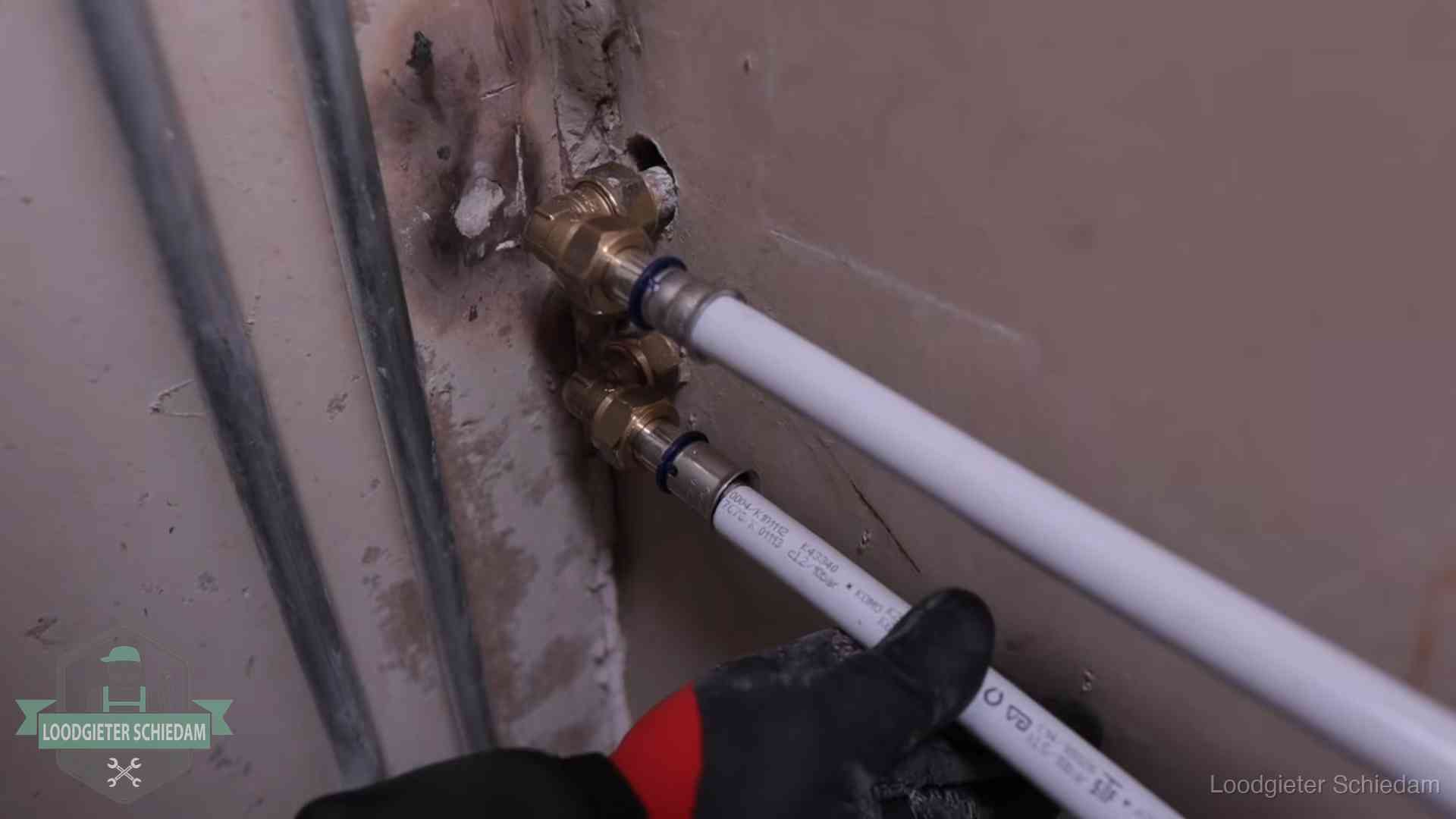 Meerlagenbuizen met keurmerk en rvs persfittingen op muuraansluitingen in Schiedam