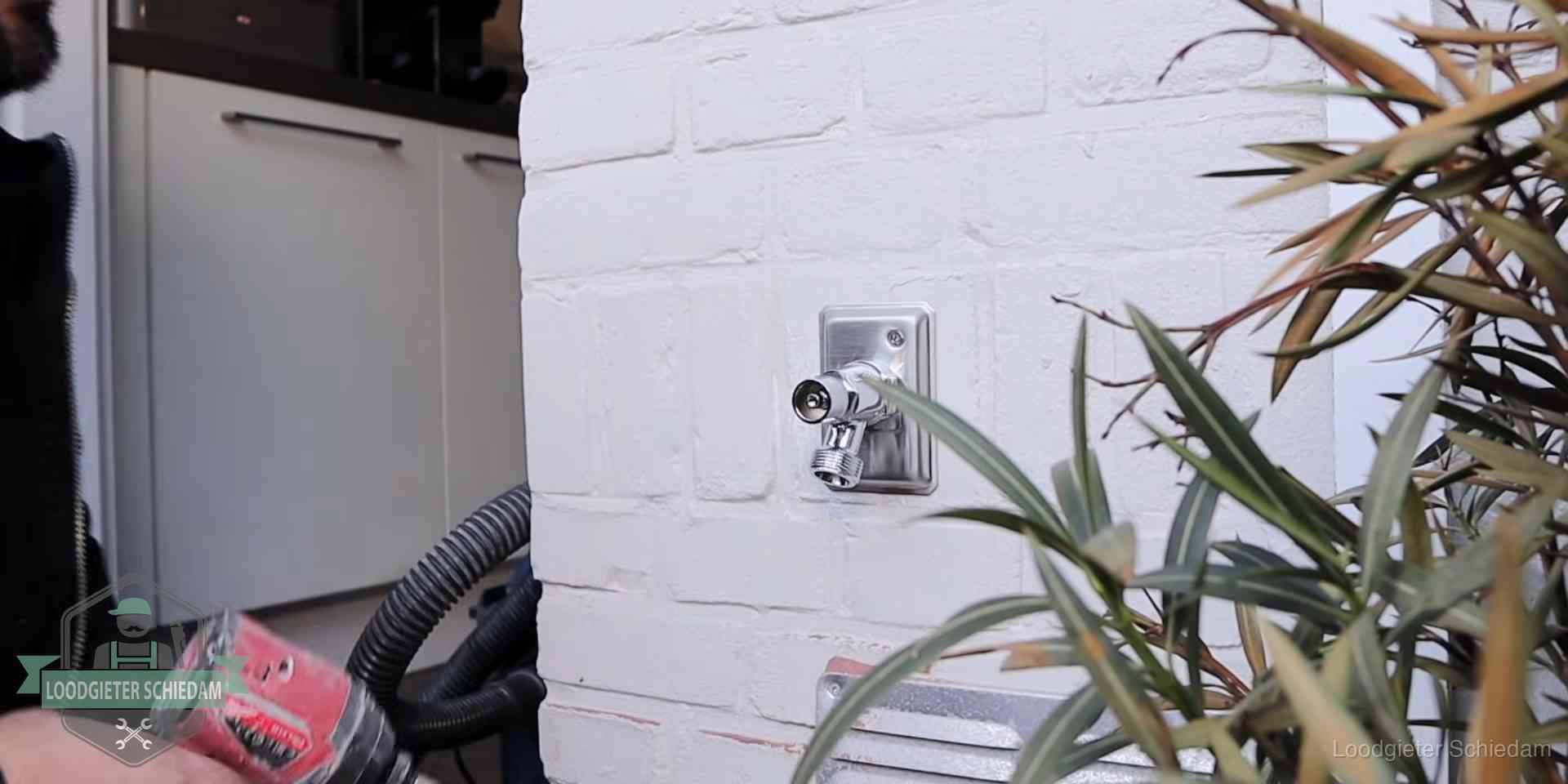 Daklek of leidinglek testen in Schiedam Chromen kraan op een muurplaat bij een woning in Schiedam, dichtdraaien is stap een van de lektest