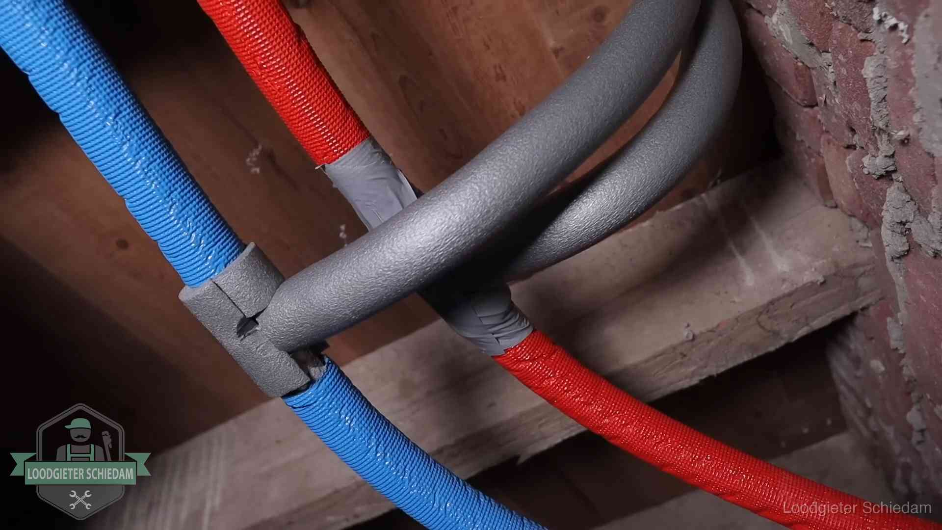 Bevroren leidingen voorkomen in Schiedam Geïsoleerde waterleidingen langs houten balken tegen bevriezing in Schiedam