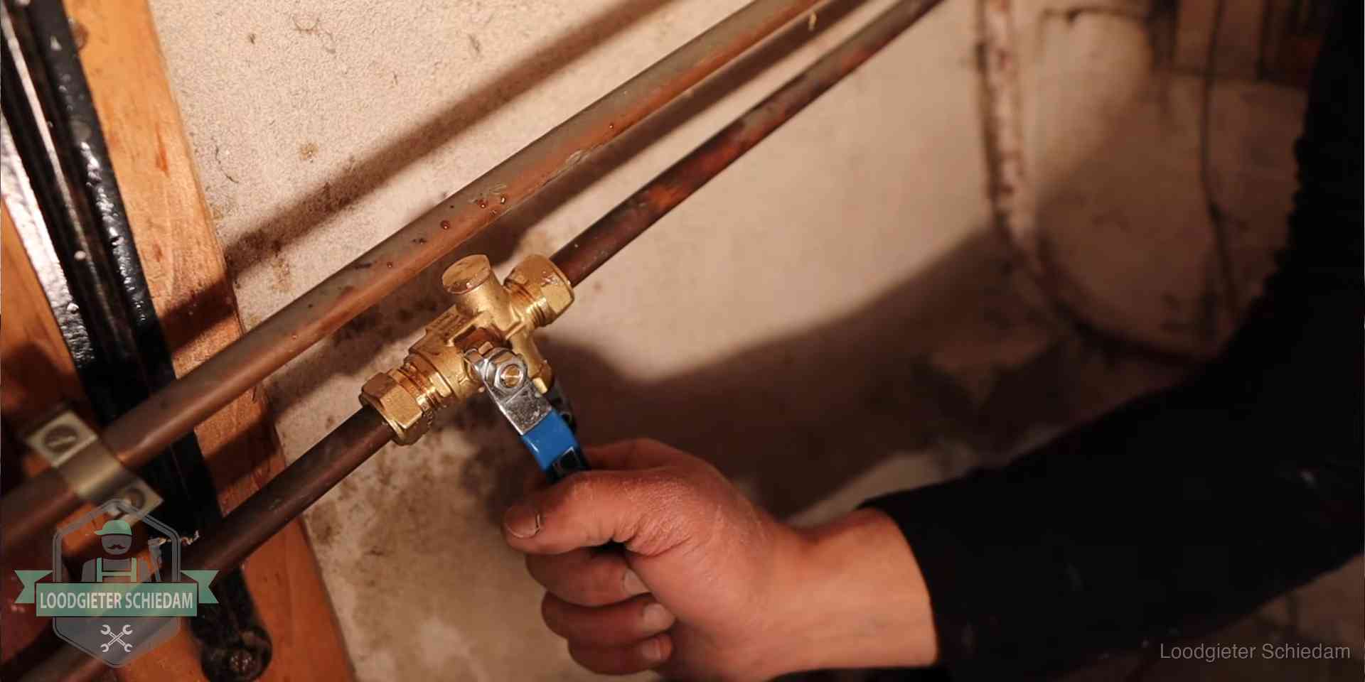 Van opsporen tot herstel in Schiedam Loodgieter monteert een messing kraan op oude koperen leidingen na lekdetectie in Schiedam