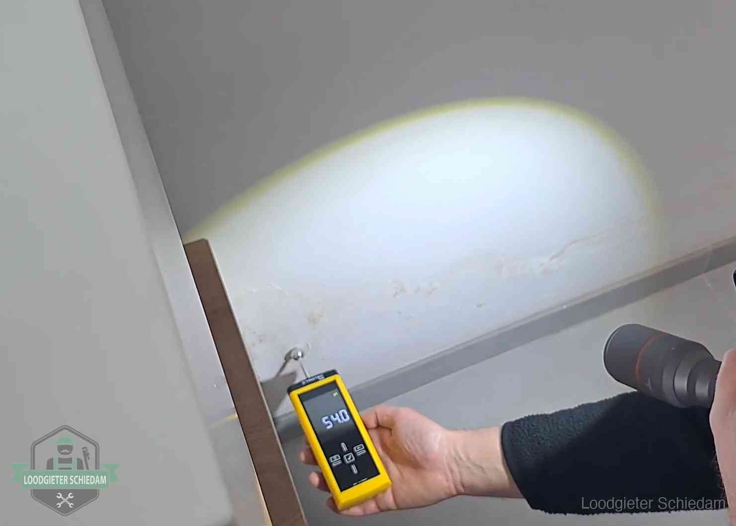 Lekdetectie-technieken in Schiedam Vochtmeter tegen een natte wand met lekkagesporen in Schiedam