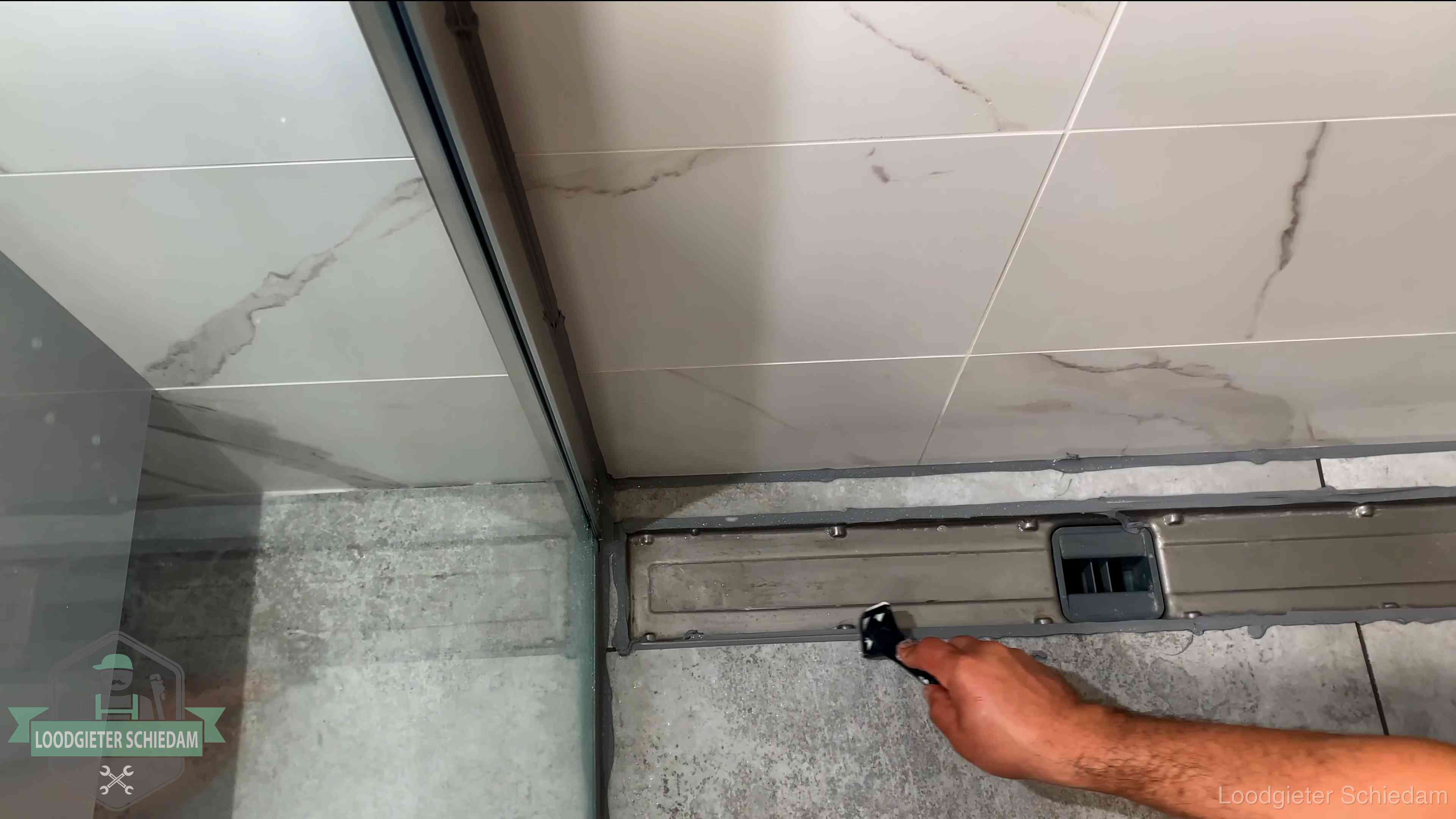 Lekkage in de badkamer verhelpen in Schiedam Verse kitrand langs de douchegoot in een betegelde badkamer in Schiedam