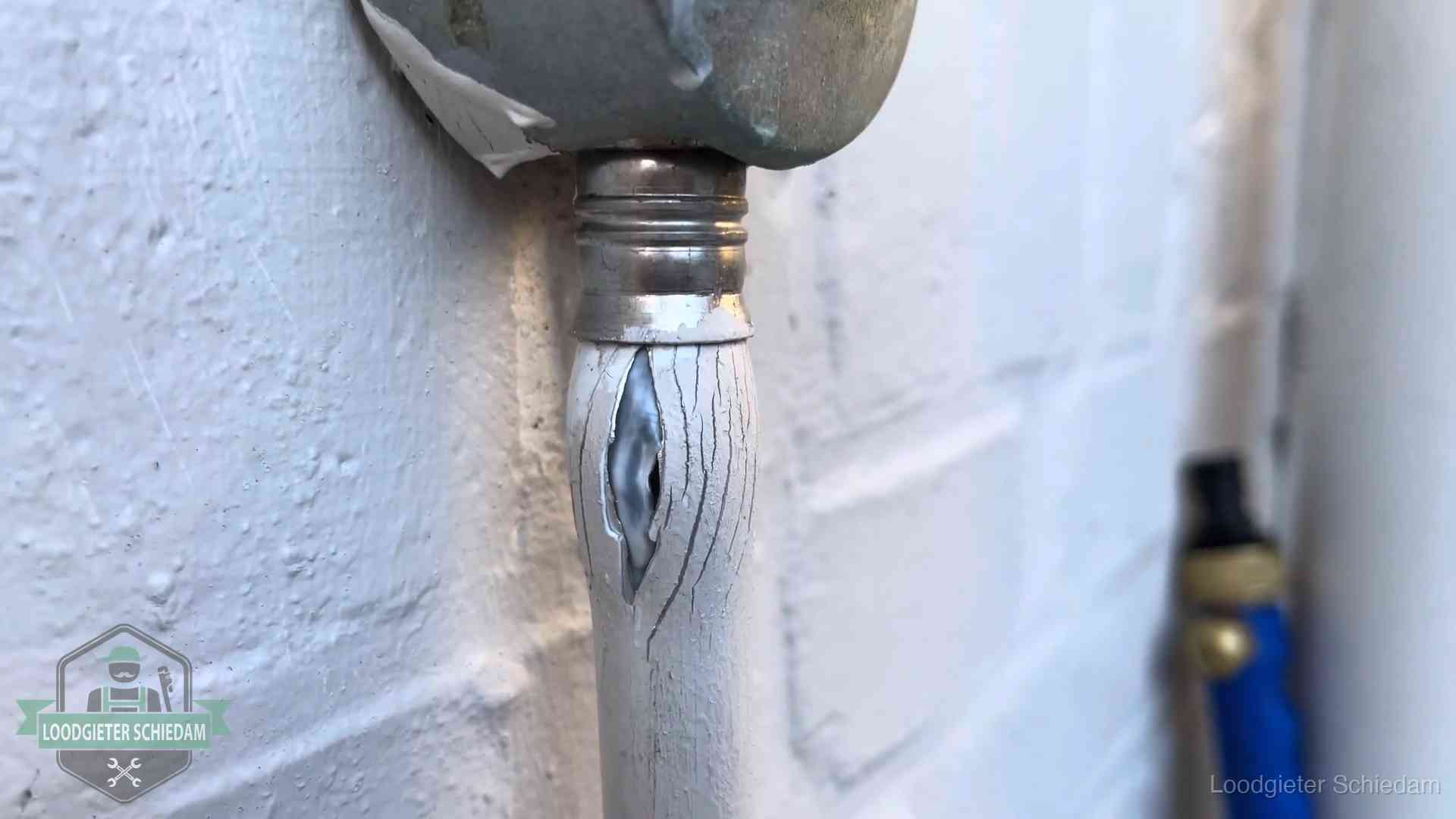 Wanneer lekdetectie in Schiedam Oude waterleiding in Schiedam waar de verf openscheurt, een stille aanwijzing voor een beginnend lek