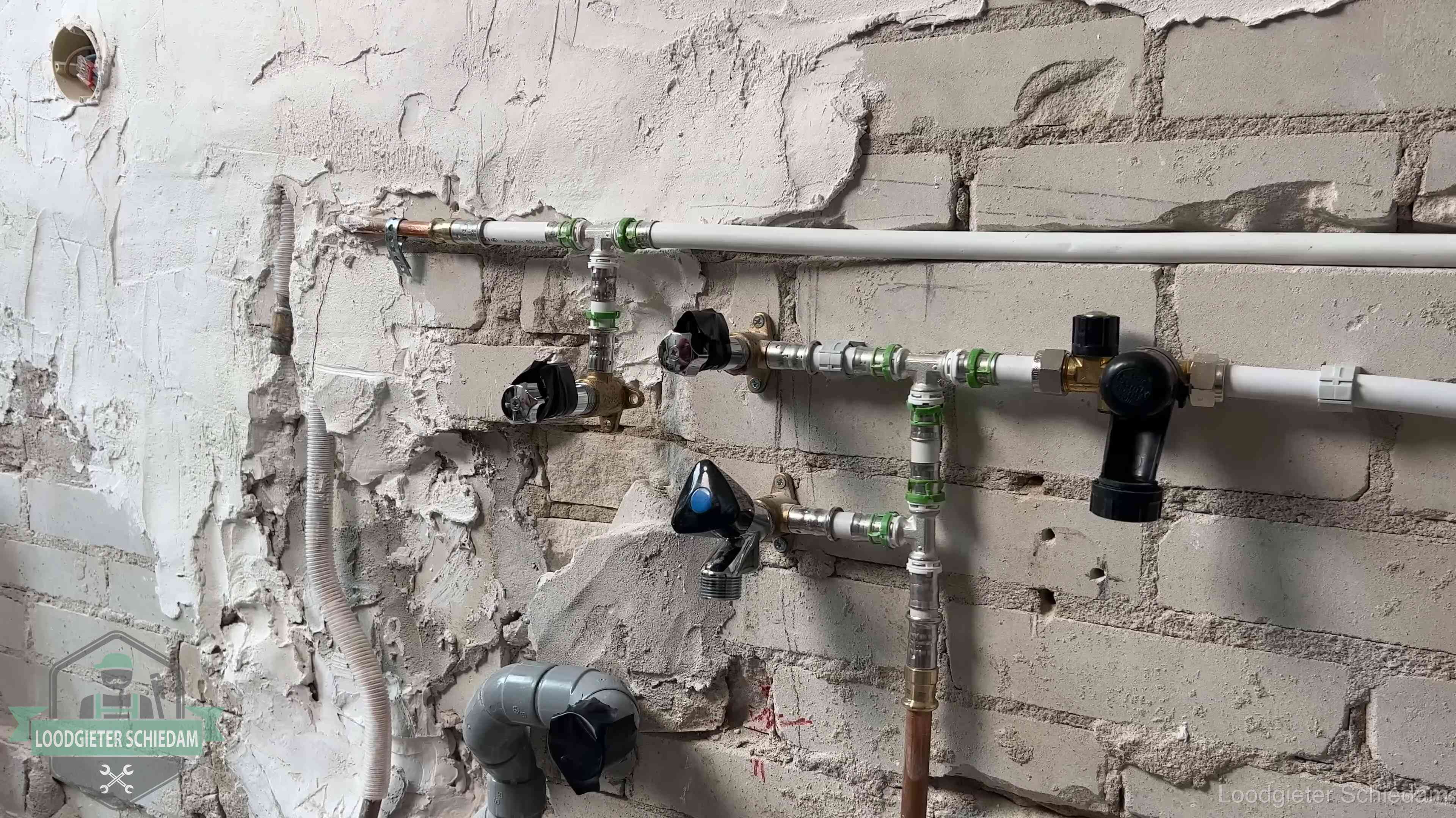 Nieuw aangelegd leidingwerk met persfittingen tijdens een verbouwing in Schiedam