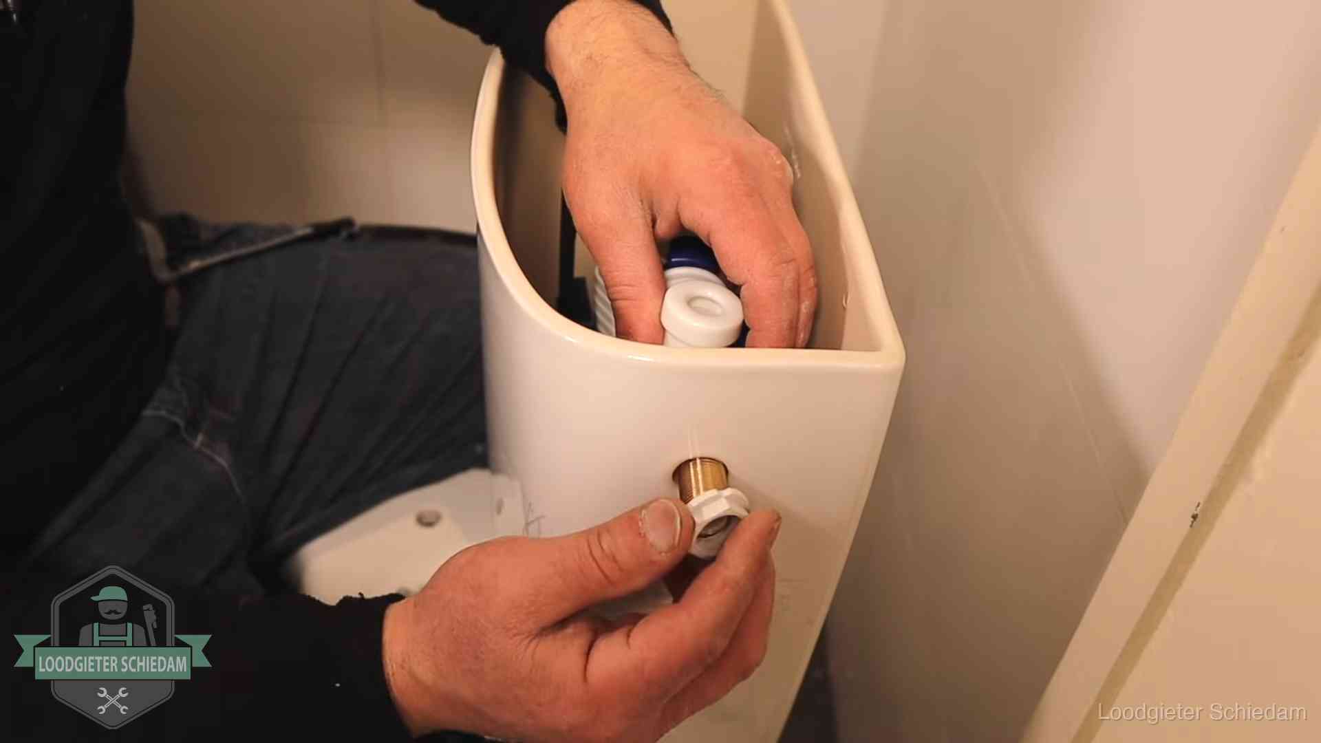 Loodgieter voor je verstopte wc in Schiedam Loodgieter monteert de vlotterkraan van een stortbak bij een toilet in Schiedam