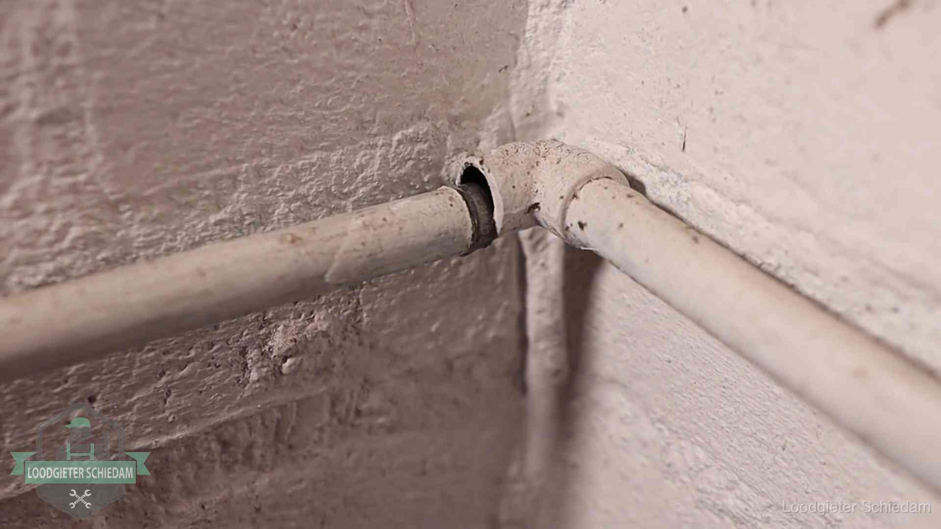 Oude waterleidingen en verborgen lekkage in Schiedam Oude geverfde waterleiding met een losliggende fitting in een woning in Schiedam