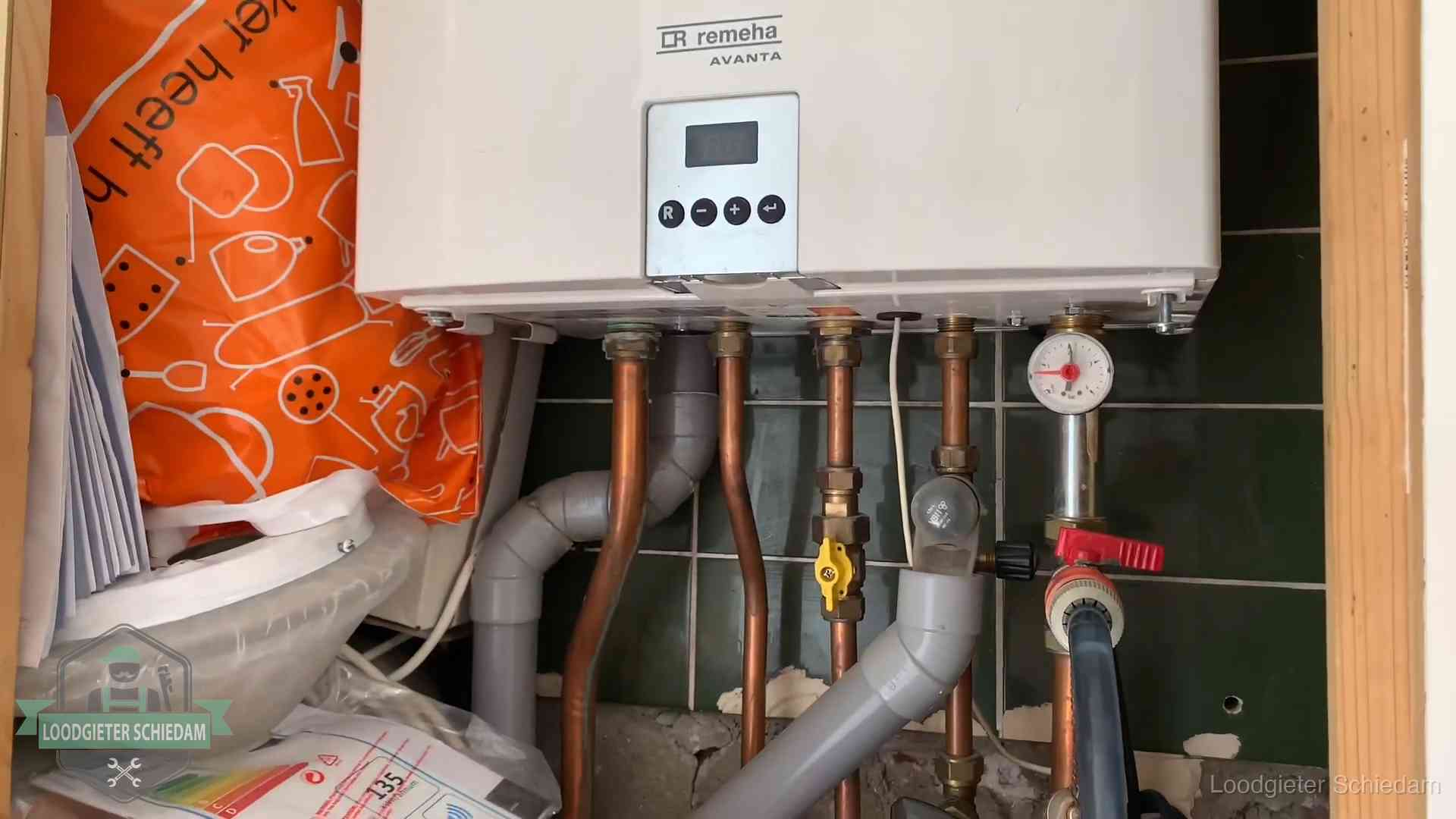 Remeha cv-ketel onderhoud in Schiedam Oudere Remeha cv-ketel in een ketelkast in een woning in Schiedam