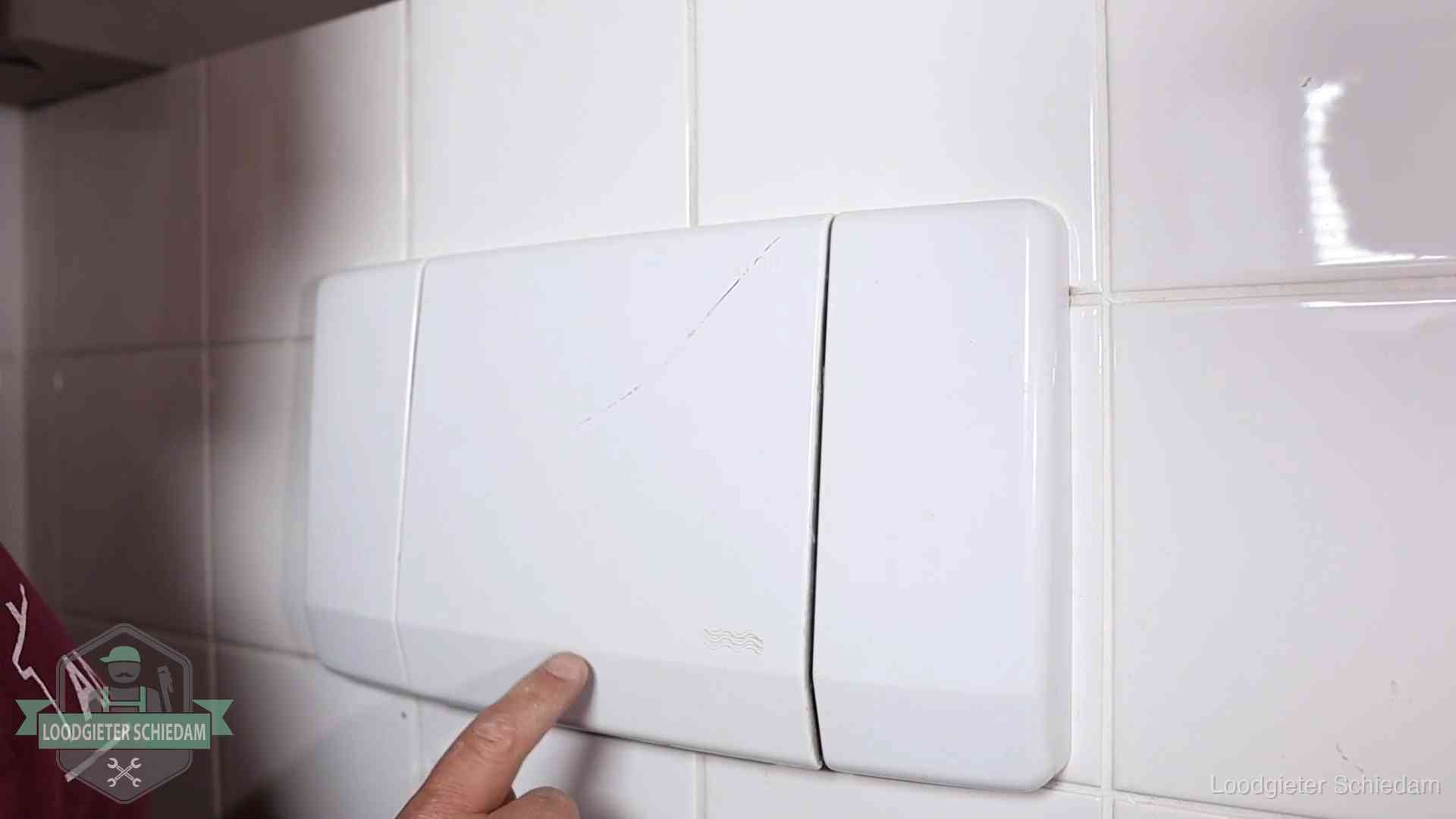 Oorzaken van een verstopte wc in Schiedam Bedieningspaneel van een inbouwreservoir van een hangend toilet in Schiedam