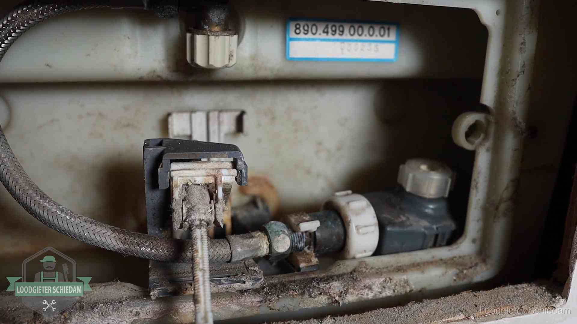 Stortbak en spoelmechanisme in Schiedam Verkalkt binnenwerk van een stortbak met vlotterkraan in Schiedam