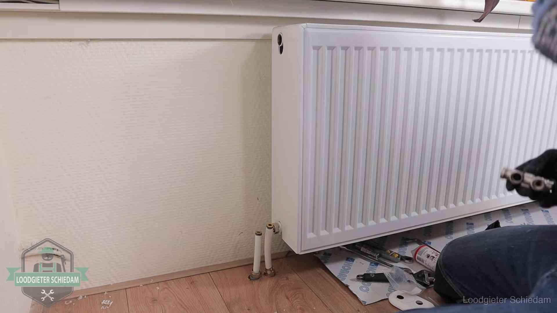 Verwarming per wijk in Schiedam Nieuw gemonteerde radiator in een woonkamer in Schiedam