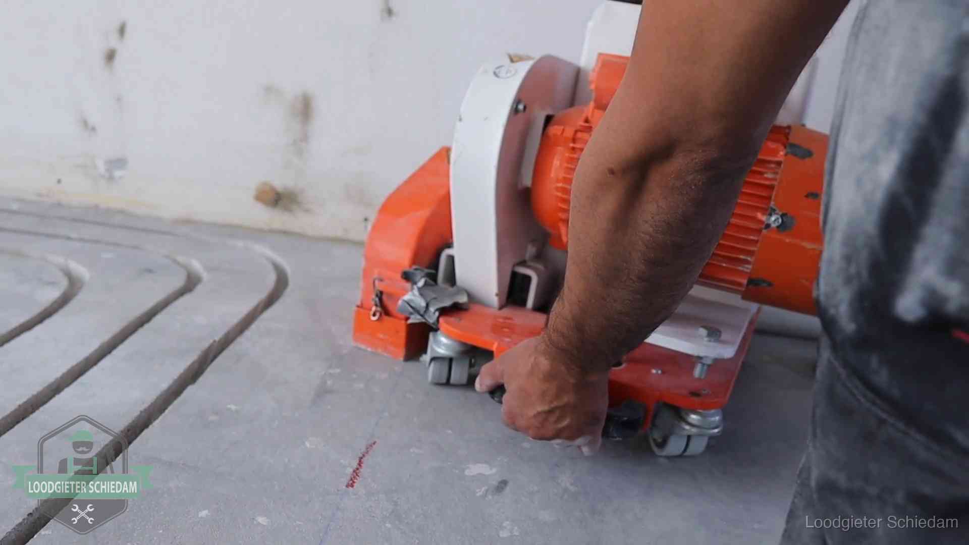 Lekkage in de vloerverwarming opsporen in Schiedam Sleuvenpatroon voor vloerverwarming in de dekvloer van een woning in Schiedam