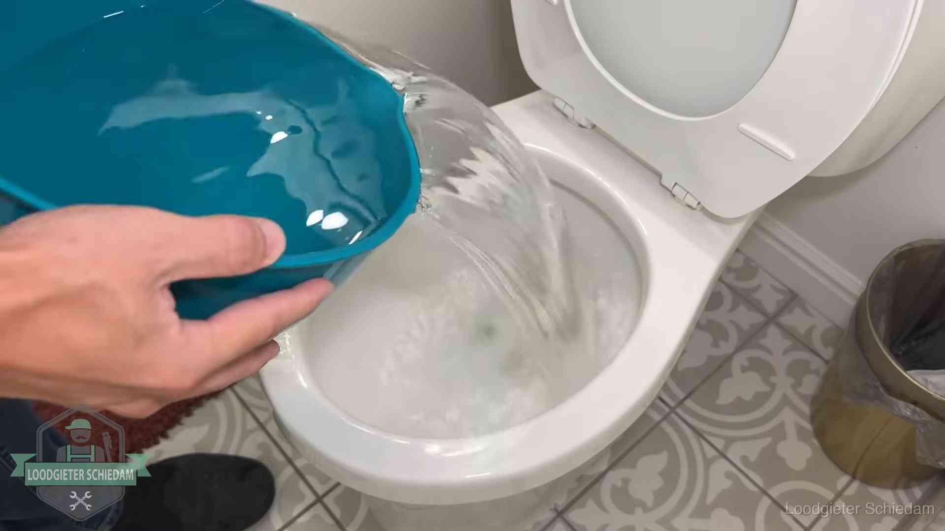 De warm-water-methode in Schiedam Warm water wordt voorzichtig in de wc-pot gegoten in Schiedam
