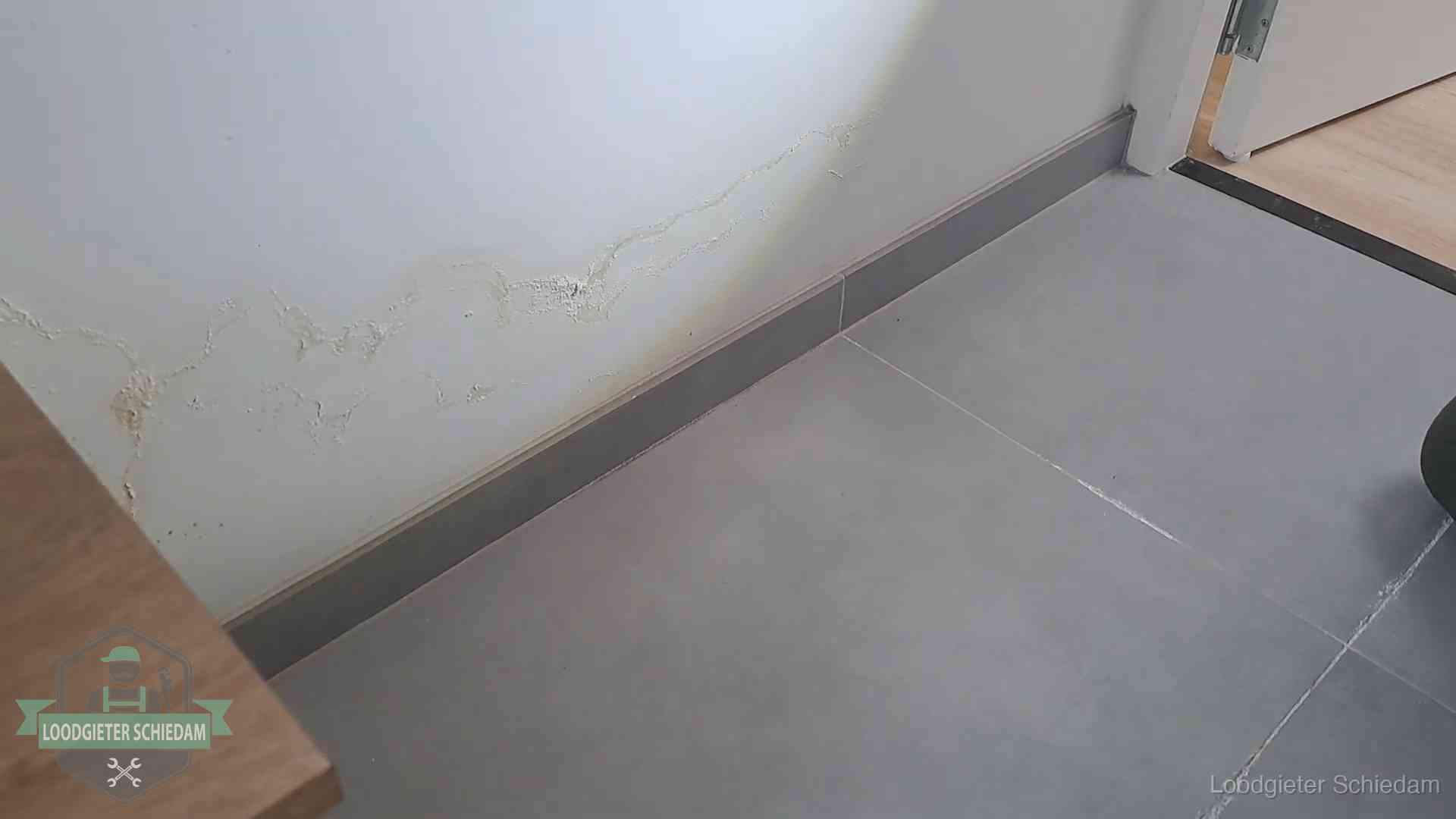 Verzekering en daklekkage in Schiedam Waterschade met kalkuitbloeiing op een binnenwand in Schiedam, vastgelegd voor de verzekering