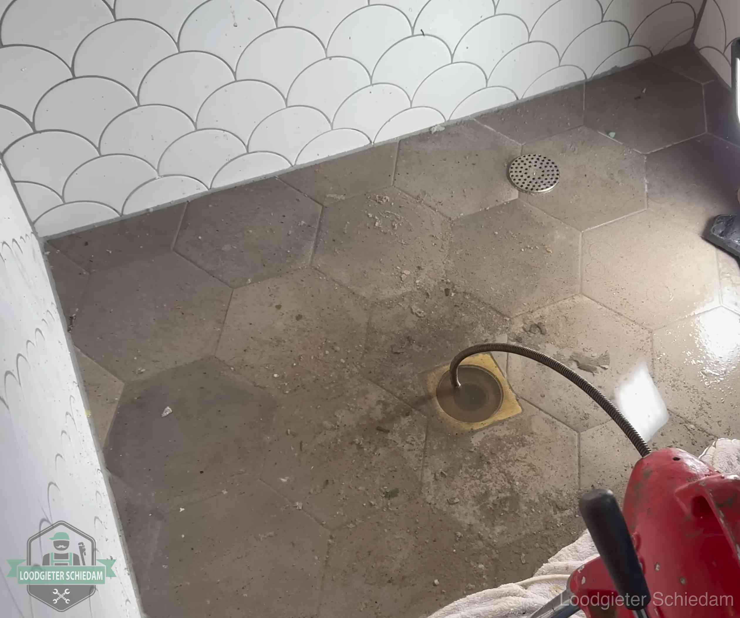 Stank uit wc of vloerput in Schiedam Vloerput met waterslot in een badkamer in Schiedam, een bron van stank als het waterslot droogstaat