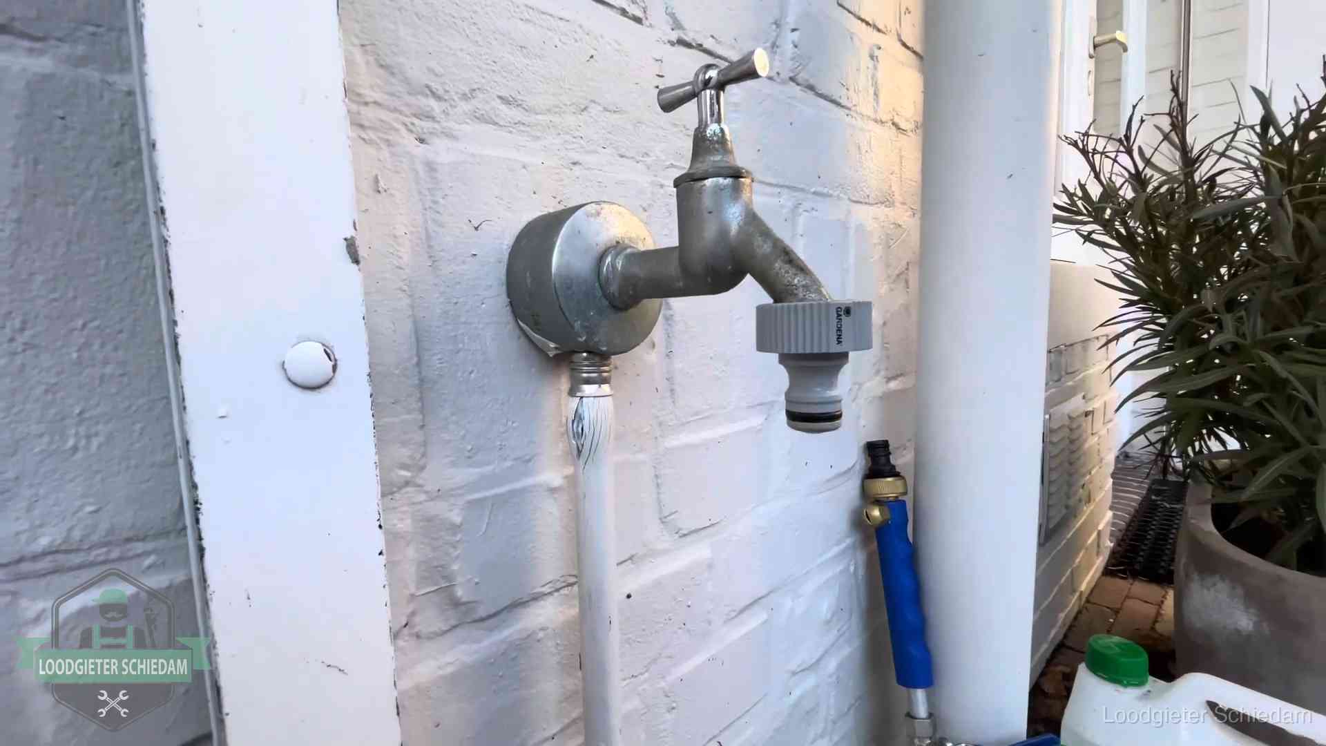 Hoge waterrekening in Schiedam Buitenkraan met slangaansluiting bij een woning in Schiedam, sluipverbruik zie je terug op de waterrekening