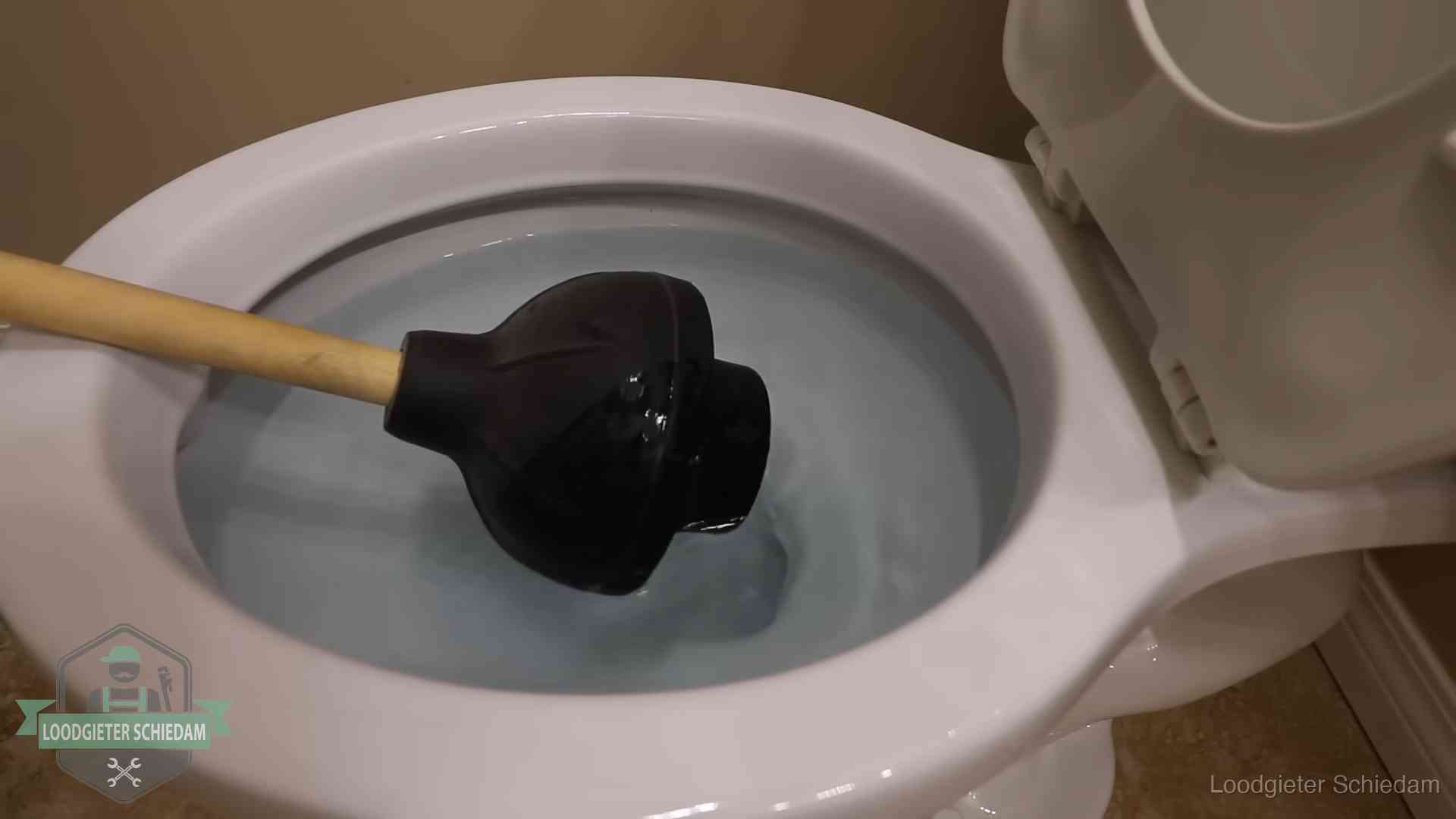 Wc vol water in Schiedam Plopper in een wc-pot die vol water staat in Schiedam
