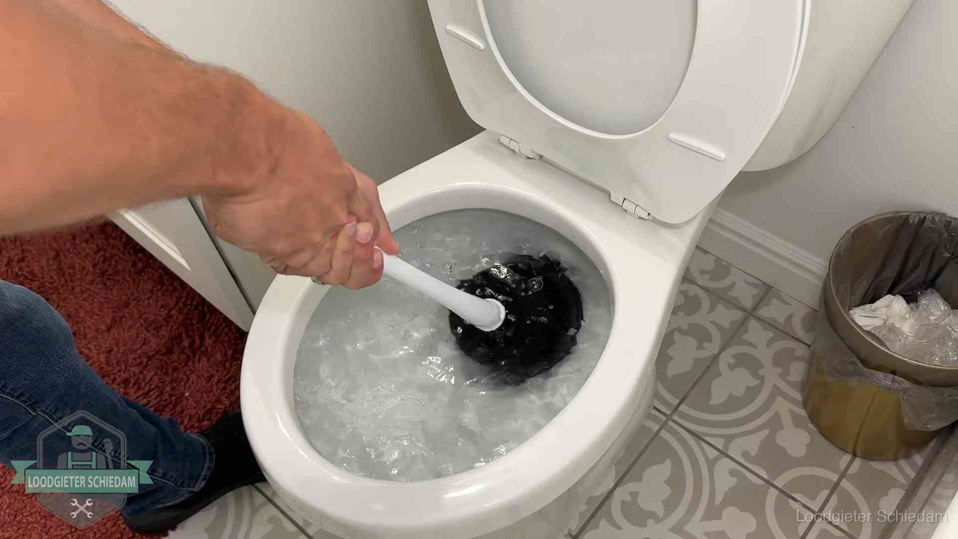 Zelf je wc ontstoppen in Schiedam Zelf de wc ontstoppen met een plopper in Schiedam, het water kolkt in de pot